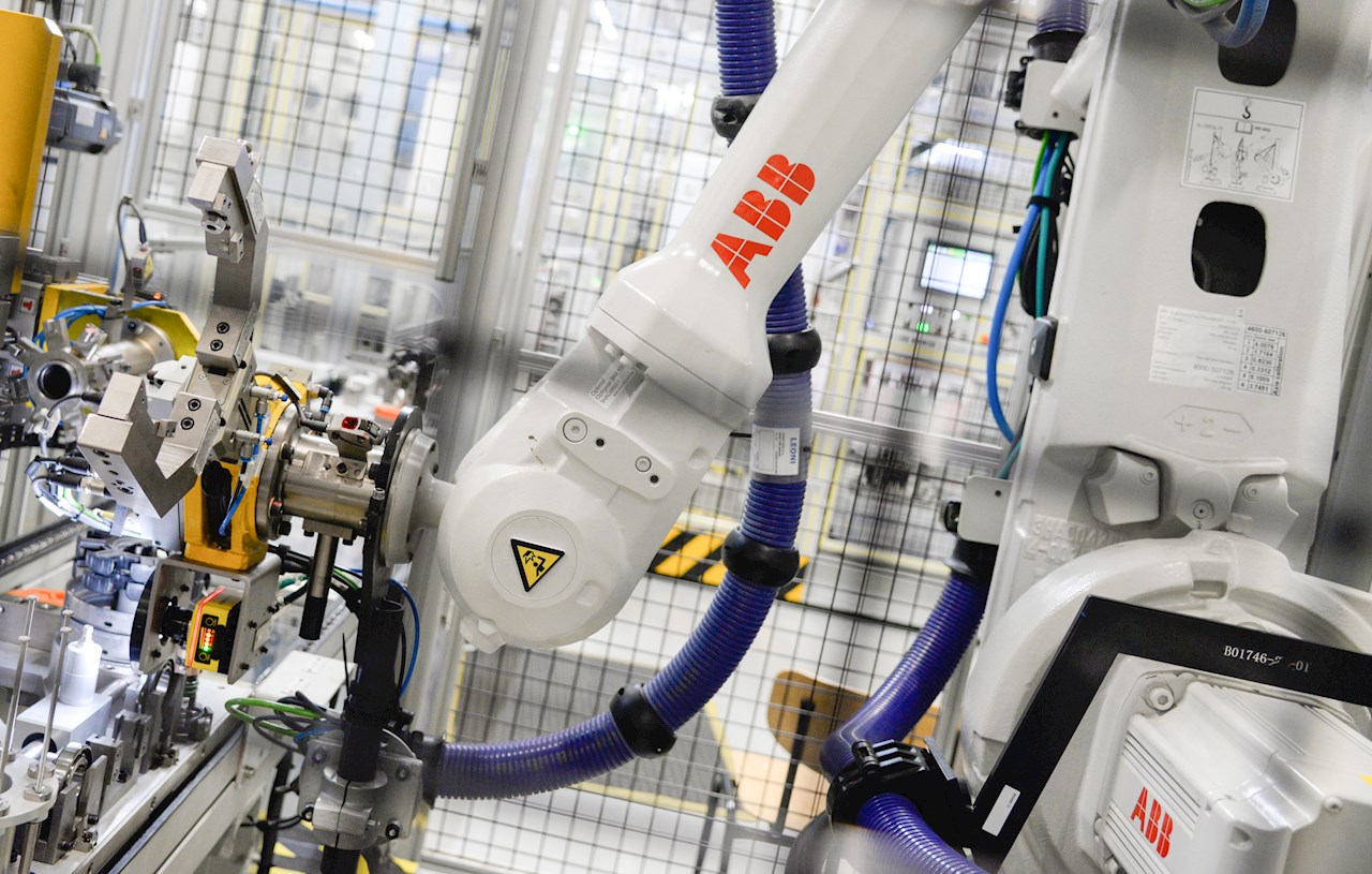 ABB-robot-in-Cleon-plant-April-2022-Picture-Renault-Group_v2.jpg