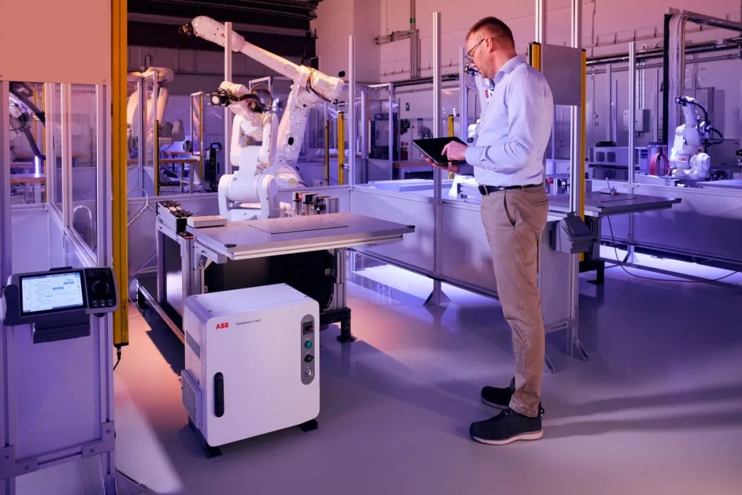 1.7亿美元战略投资，ABB发布OmniCore新一代机器人控制平台